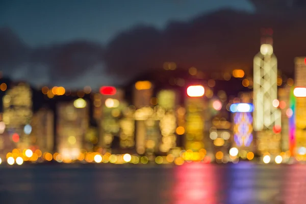 Gece su açık bina bokeh Hong Kong şehir bulanık — Stok fotoğraf