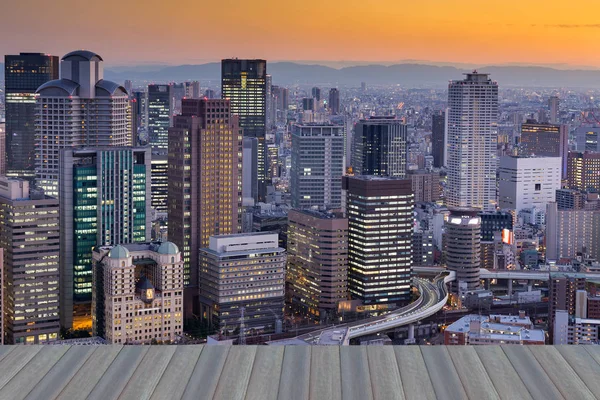 Stadt Bürogebäude mit Sonnenuntergang Himmel Hintergrund, osaka japan — Stockfoto