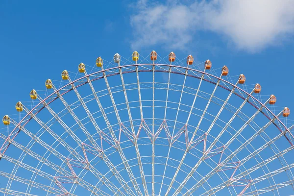 Feira grande festival ferris roda contra o céu azul — Fotografia de Stock