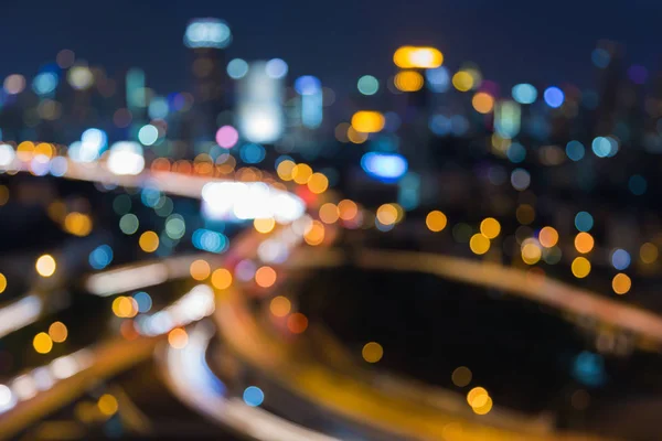 Ночь размыта легким видом с воздуха городской дороги перепутаны — стоковое фото