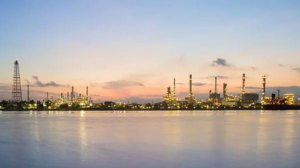 Wschód słońca nad przodu rzeki rafinerii ropy naftowej — Zdjęcie stockowe