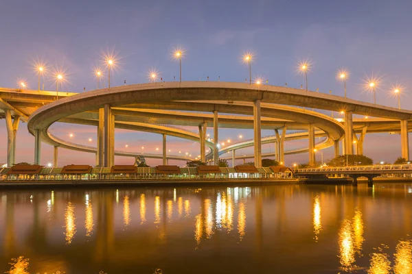 夜景、青い夕暮れ空の背景と高速道路の交差点 — ストック写真