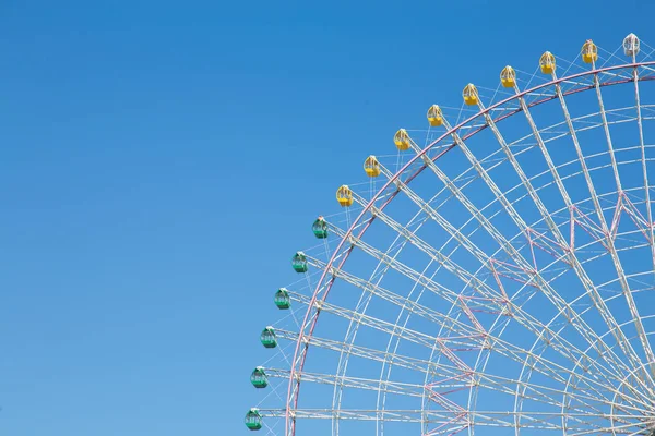 Céu azul claro sobre a roda gigante funfair — Fotografia de Stock