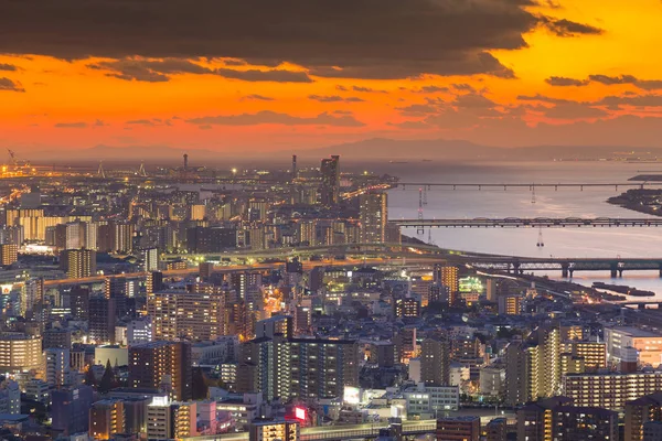 Vista aérea, centro da cidade de Osaka com belo fundo céu por do sol — Fotografia de Stock