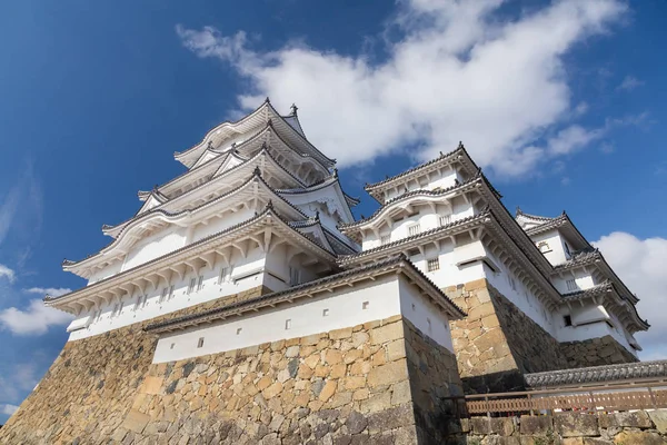 Himeji castello contro il cielo blu e sfondo nuvola — Foto Stock