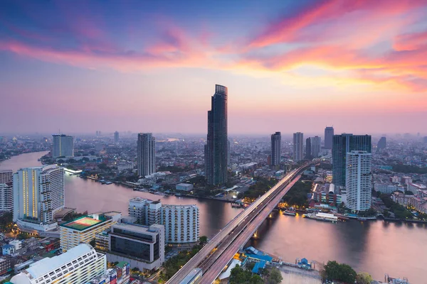 Drammatico dopo il tramonto cielo, vista aerea Bangkok città fiume curvo — Foto Stock