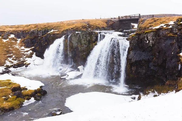 Island Natur Winter Wasserfall in der späten Wintersaison — Stockfoto