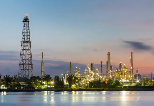 Fabryka rafinerii oleju z wschód słońca na tle nieba — Zdjęcie stockowe