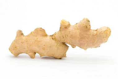 Beyaz arka plan üzerinde taze çiğ zencefil