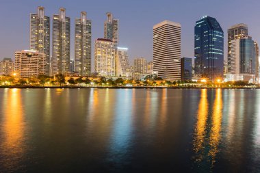 Işık yansıması ile yakın şehir ofis