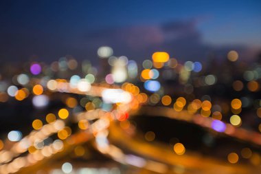 Bulanık bokeh şehir ve Üstgeçit ışık gece görünümü