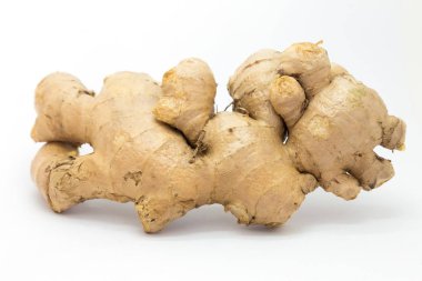 Beyaz arka plan üzerinde taze çiğ zencefil