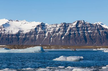 İzlanda kış göl dağ ve açık mavi gökyüzü arka plan