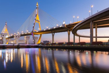 Asma köprü watergate üzerinden bağlanmak için otoyol gelmek 