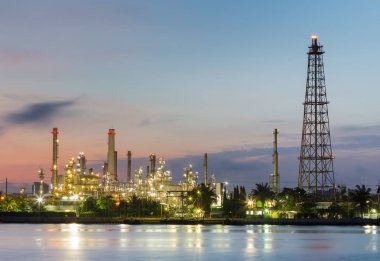 Petrol rafinerisi fabrika gündoğumu sırasında Kulesi ile