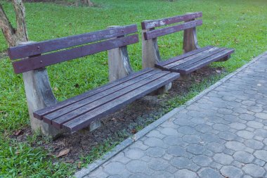 Kamu Parkı üzerinde ahşap sandalye