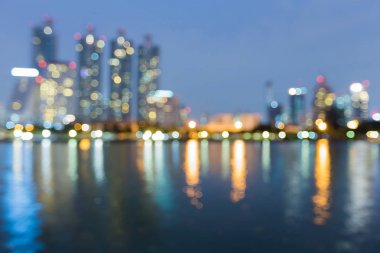 Gece bokeh ofis binası ve yansıması bulanık