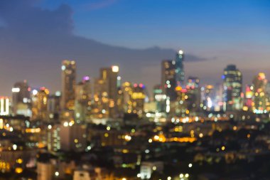 Gece hava görünümünü ofis binası bokeh alacakaranlık gökyüzü ile hafif bulanık