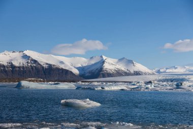 İzlanda doğal kış manzarası ve açık mavi gökyüzü