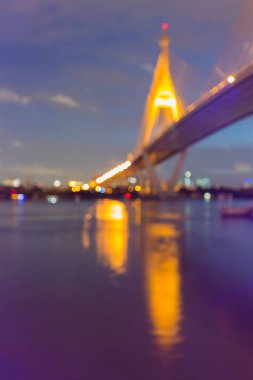 Bulanık hafif asma köprü çapraz nehir ve yansıma gece görünümü