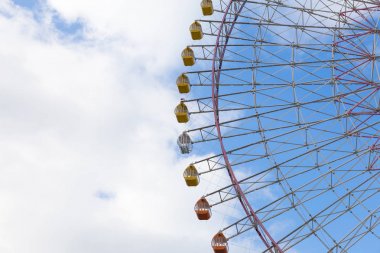 Bulutlu gökyüzü karşı dev dönme dolap 