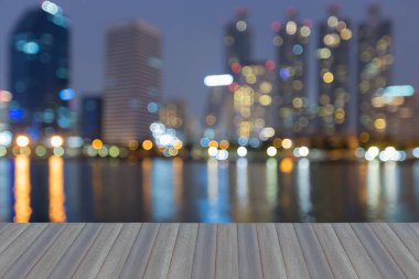 Alacakaranlık şehir kurma bokeh arka plan yansıması ile hafif bulanık 