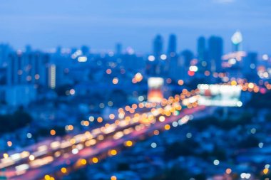 Bulanık alacakaranlık bokeh havadan görünümü şehir ve Otoban yol gece görünümü