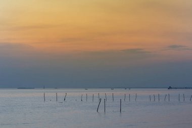 Doğal sahil şeridi üzerinde günbatımı manzarası sonra