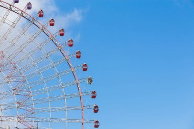 Festival lunapark dev dönme dolap mavi gökyüzü karşı