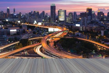 Alacakaranlık şehir ofis şehir merkezi ve otoyol kavşağı, Bangkok Tayland