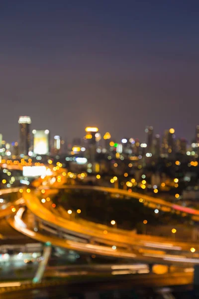 Noite vista aérea rodovia intersecção estrada e cidade centro da cidade — Fotografia de Stock