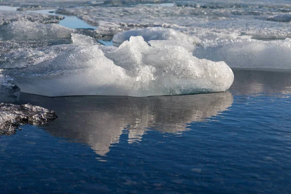 Hielo en laguna invernal y reflexión — Foto de Stock