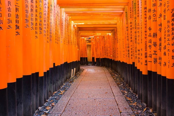 Caminho Torii alinhado com milhares de torii no Santuário Fushimi Inari Taisha — Fotografia de Stock