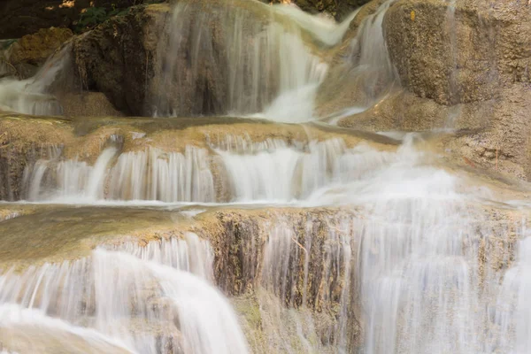 Floresta profunda cachoeira córrego tropical — Fotografia de Stock