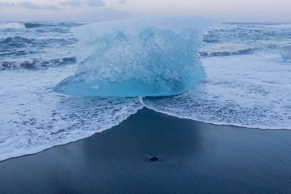 Πάγου σπάσιμο σε μαύρη παραλία με άμμο — Φωτογραφία Αρχείου