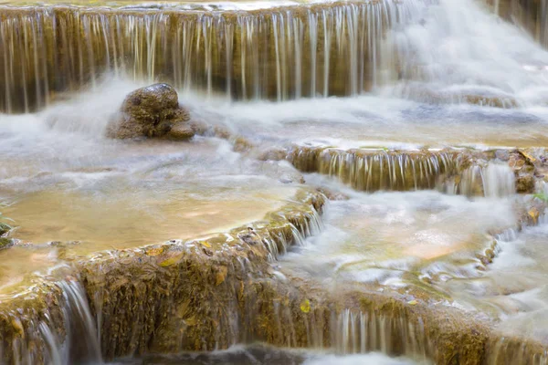 Närbild av naturliga djupt tropiskt vattenfall — Stockfoto