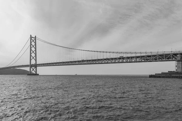 黒と白、明石海峡大橋 — ストック写真