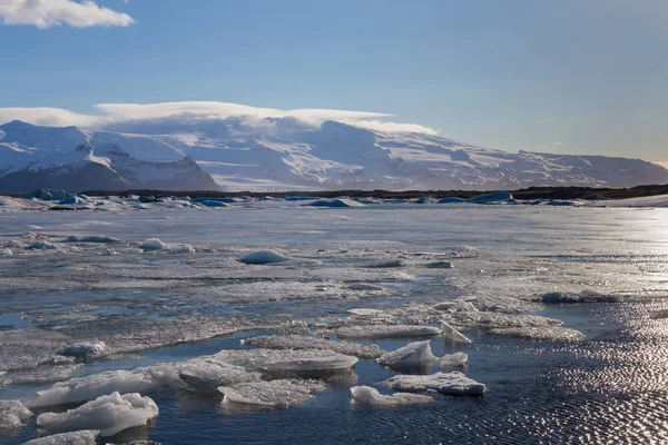 Natuurlijke winter gletscher berg en heldere blauwe hemelachtergrond — Stockfoto