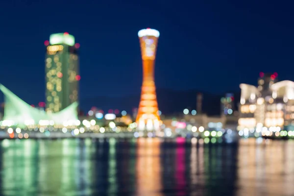 Crepúsculo céu azul, abstrato borrado bokeh Kobe torre portuária com reflexão — Fotografia de Stock