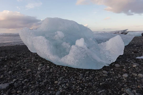 天然冰块打破在黑沙海滩上 — 图库照片