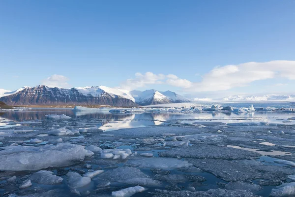 Jakulsarlon winter lagune met berg achtergrond en de heldere blauwe hemel — Stockfoto