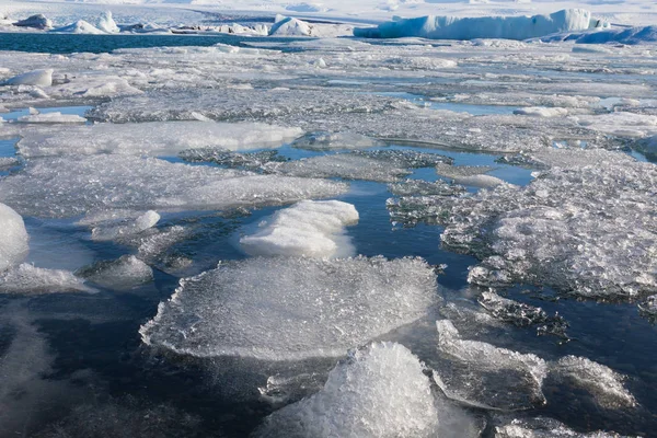 Hielo en el lago, Islandia temporada de invierno — Foto de Stock