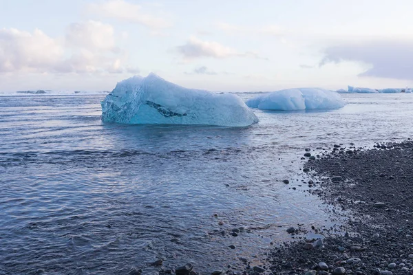 Praia de areia preta e quebra de gelo de iceberg — Fotografia de Stock