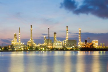Petrol rafinerisi ışık Nehri açık yansıma alacakaranlıkta