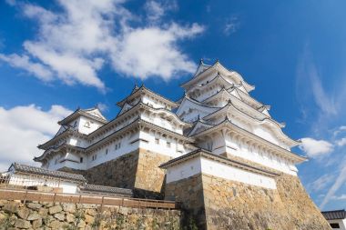 Güzellik mavi gökyüzü arka plan ile Himeji Kalesi