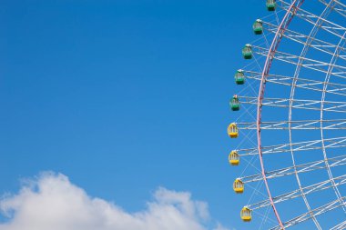 Büyük festival lunapark dönme dolap mavi gökyüzü karşı 