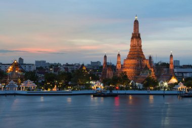 WAT Arun Tapınağı ile birlikte güneş battıktan sonra Tayland Landmark Bangkok Nehri 