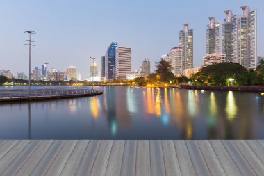 Şehir ofis Parkı su yansıma ışık