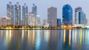 Bina Cityscape downtown su ışık yansıması ile ofis 