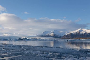 Güzel İzlanda doğal kış lagün mavi gökyüzü arka plan ile